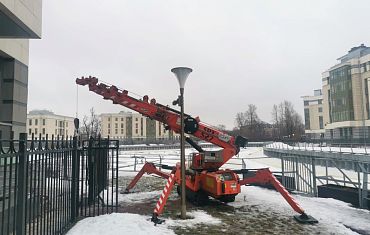 Мини-кран на работах в центре города