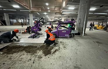 Монтаж напольных плит с помощью стеклоробота