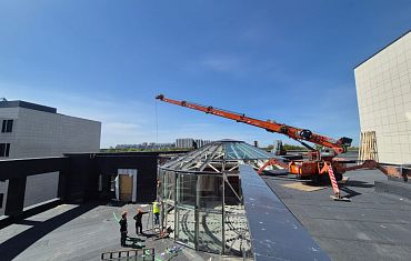 Остекление с перекрытий мини-краном Арлифт